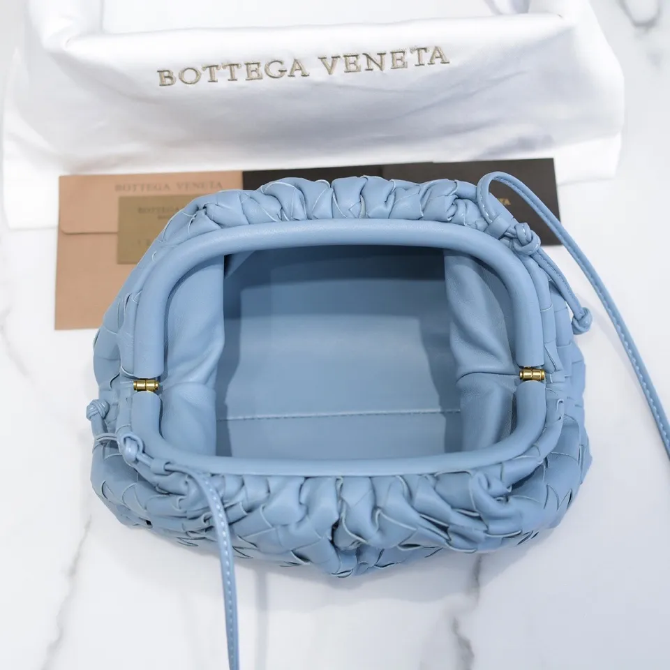 Batch 1260 large grid weaving The pouch cloud bag is the first series designed by former Celine designer Daniel Lee after joining BV. The upper body is extremely ecstatic ~ fashionable and classy ~ elegant and concise, lazy and intellectual size: 23*13*8 [Little Cloud Rough Weave#]
